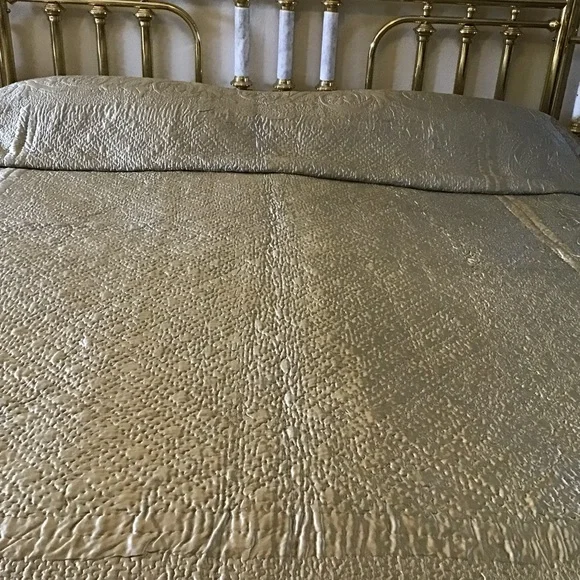 Elegant Tan/Champaign Quilted Bedspread - Picture 7 of 11
